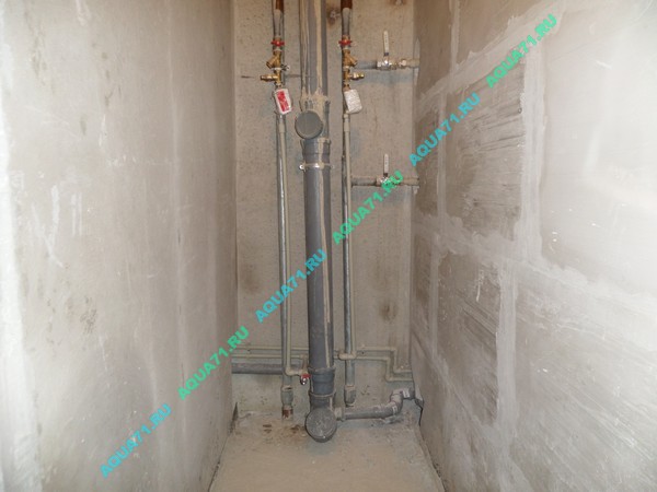 Смонтированный водопроводный узел в туалете