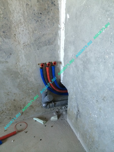Выводы водопровода для кухонной мойки трубами Rehau